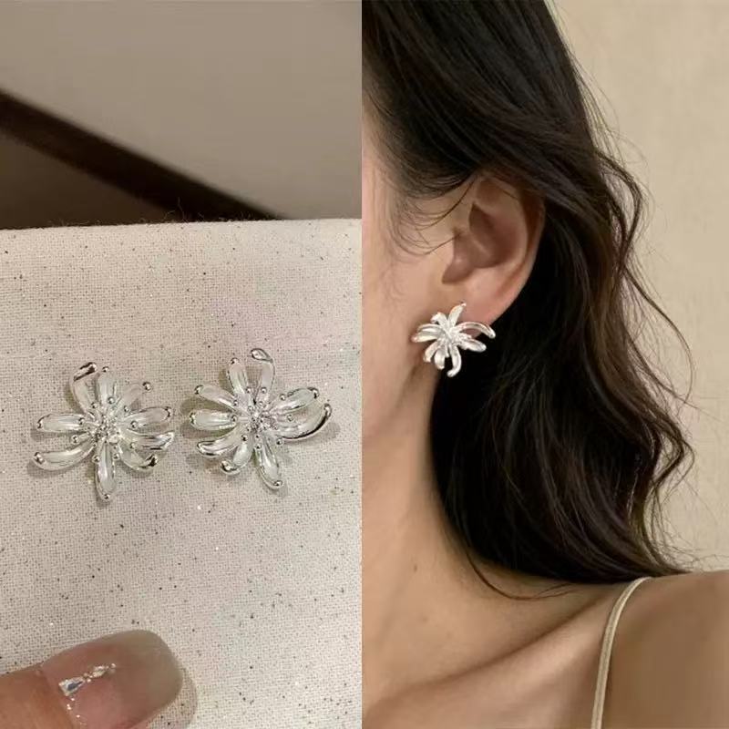 Wholesale French Style White Flower Stud Earrings Titanium Alloy Jewelry Accessory