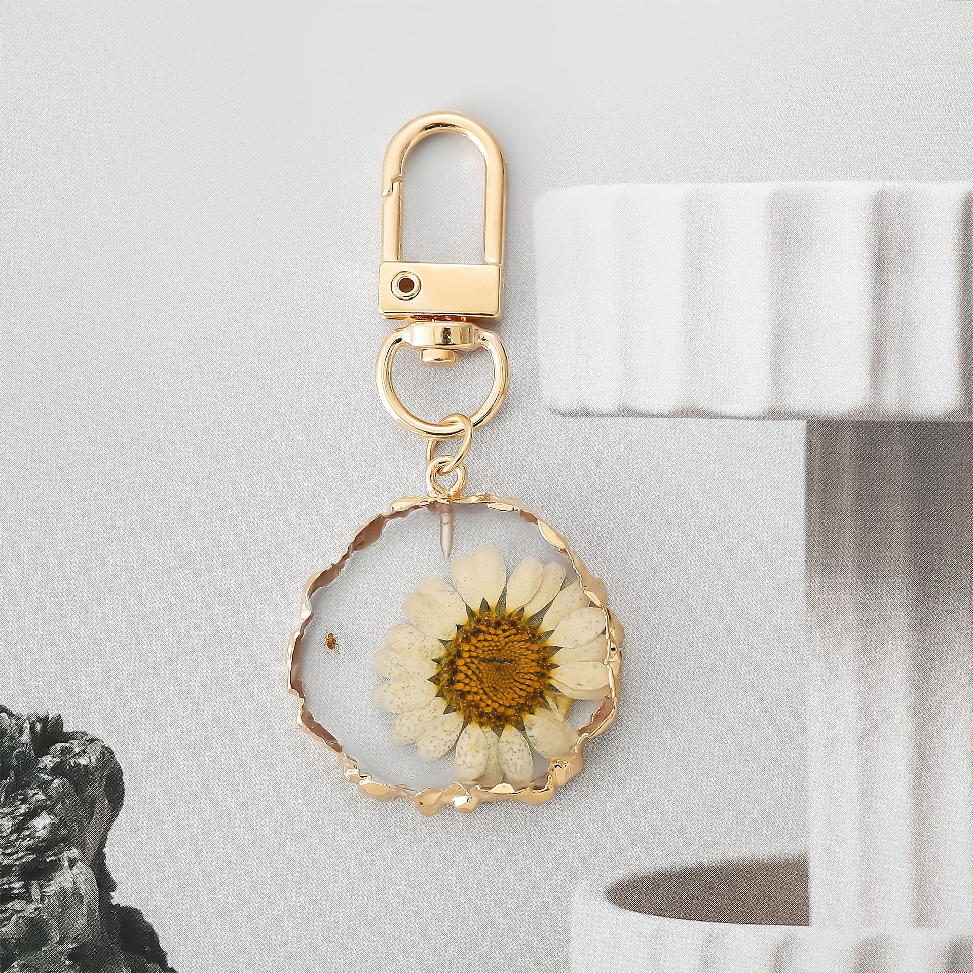 Wholesale Dried flower glue geometric heart keychains