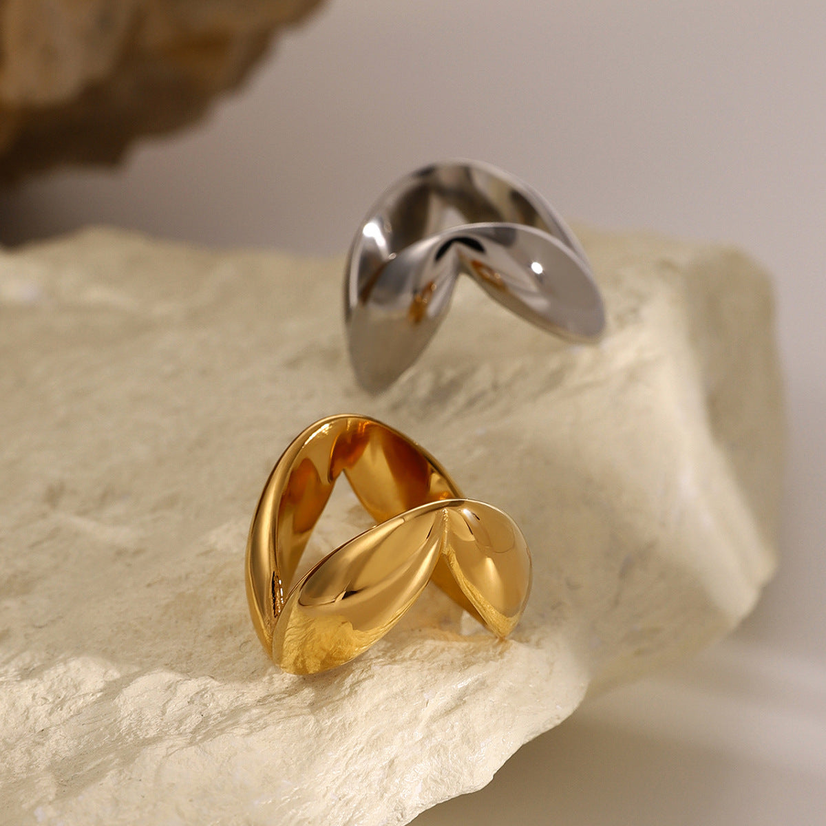 Wholesale  tail ring does not fade simple smooth 18k gold stainless steel V-shaped  ring