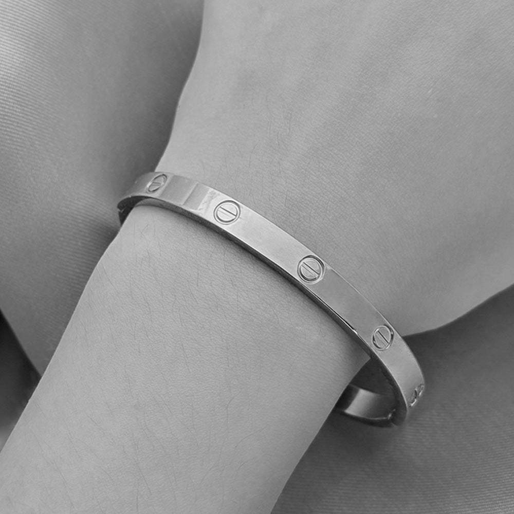 Wholesale Five-Leaf Clover Design Titanium Steel Gold Plated Bracelet for Women Fashion Accessory Gift