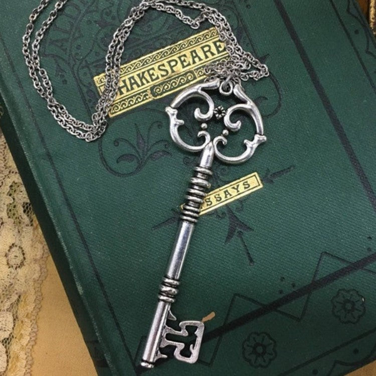 Wholesale Gothic Antique Silver Skeleton Key Necklace Alloy Fashion Accessory