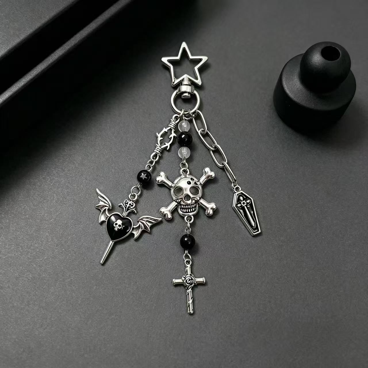 Wholesale Gothic Skull Cross Keychain Bag Charm Zinc Alloy Handmade Beaded Car Key Accessory for Punk Style Boutique Resale
