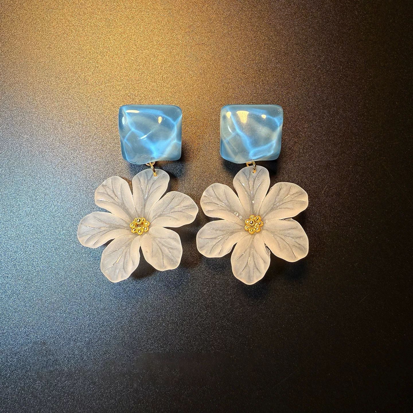 Wholesale Stylish Blue Flower Resin Earrings For Women Vacation Design Fashion Accessory For Boutique Resale