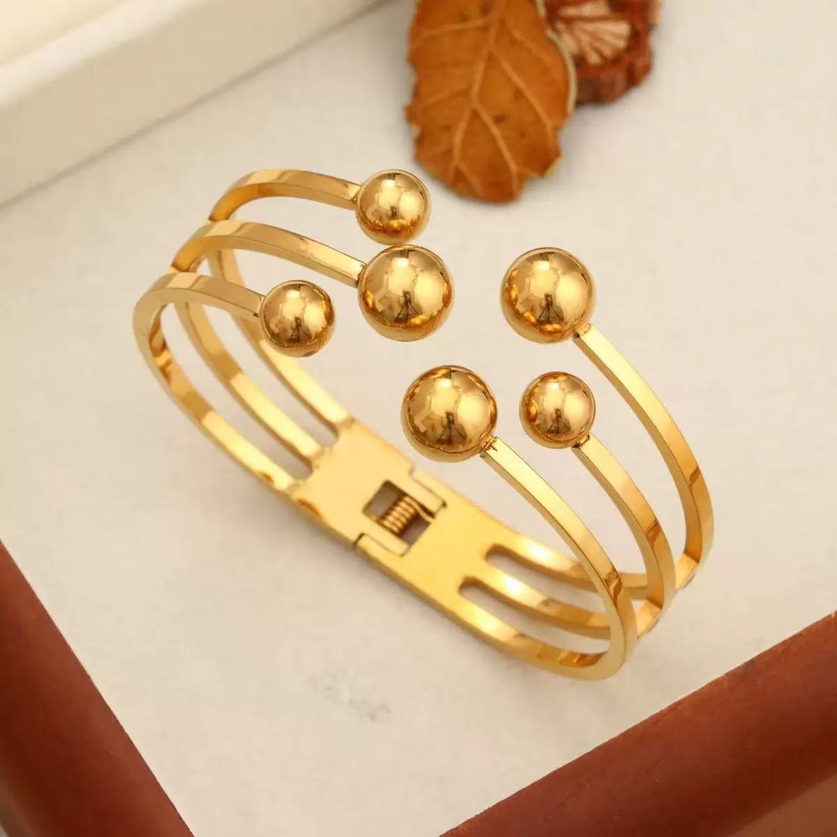 Wholesale Fashion Titanium Steel Gold Bracelet That Does Not Fade