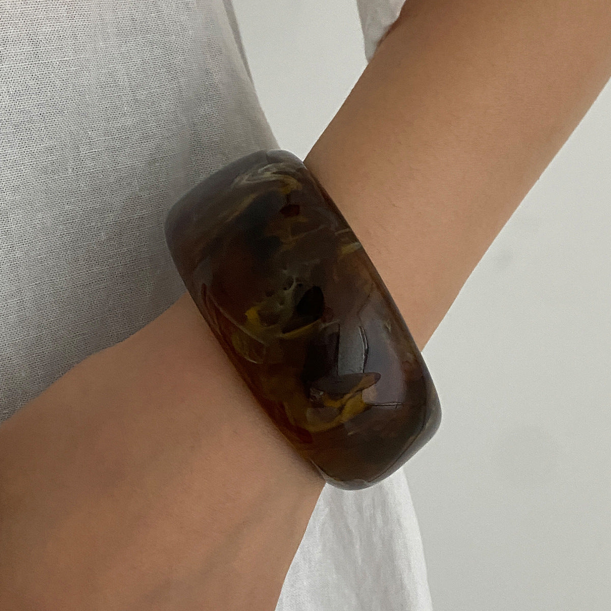 Wholesale Acrylic Curved Retro Wide Bracelet For Women Glossy Resin Dip Dye Fashion Jewelry Accessory Everyday Gift