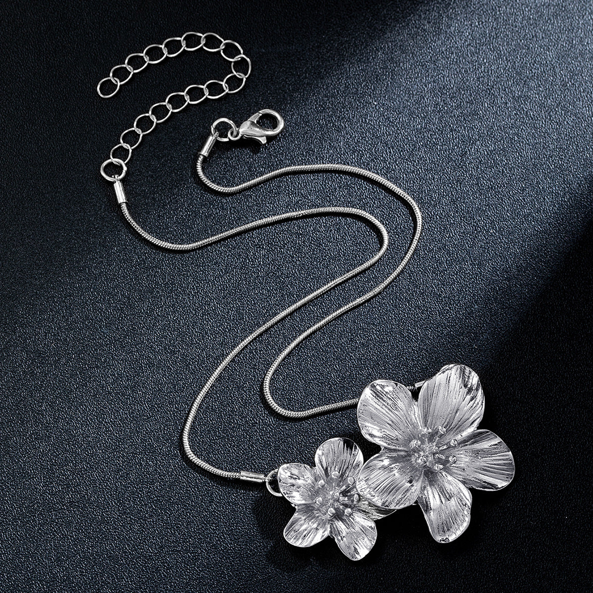 Wholesale High-end light luxury small three-dimensional alloy flower metal chain adjustable necklace