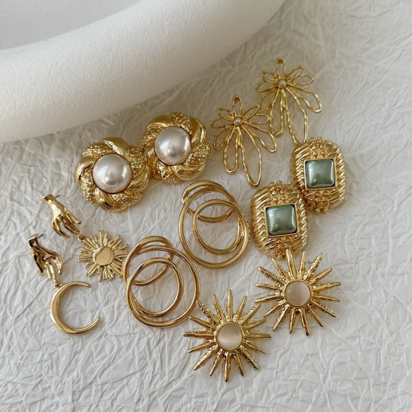 Wholesale Electroplated Zinc Alloy Flower Sun Moon Faux Pearl Earrings Vintage Style Jewelry Accessory for Resale