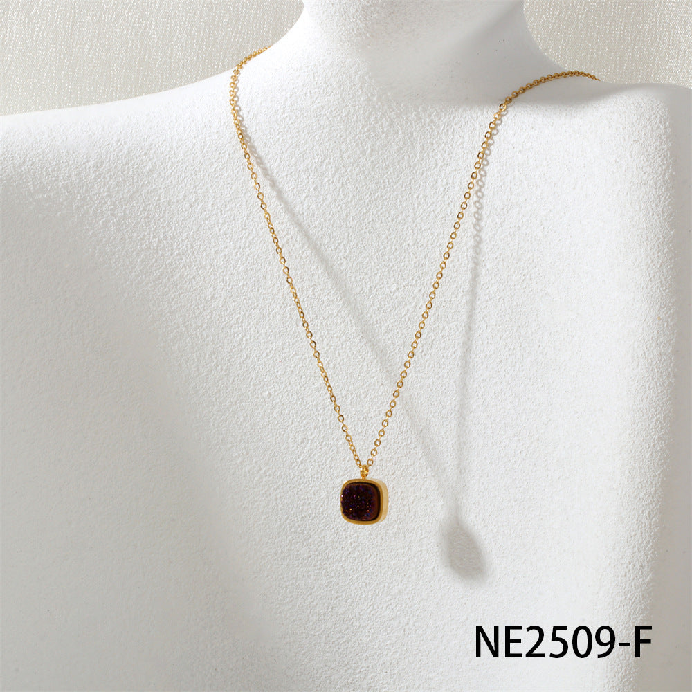 Wholesale Natural crystal bud pendant necklace with hemming,  suitable for daily commuting,  gold titanium steel clavicle chain