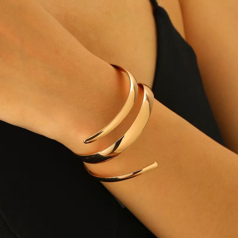 Anello braccialetto in lega a spirale pieghettata a faccia larga stile esagerato all'ingrosso