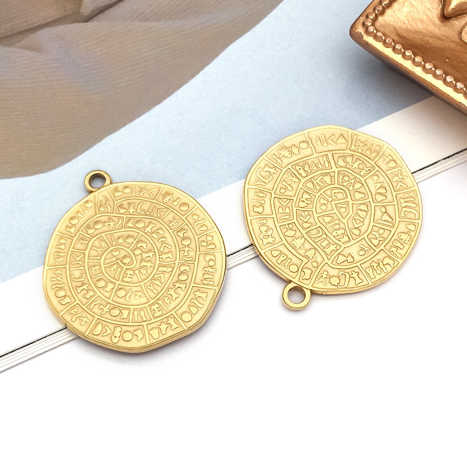 Wholesale Stainless Steel  Golden Sun Devil' s Eye Round Plate Special-Shaped Charms