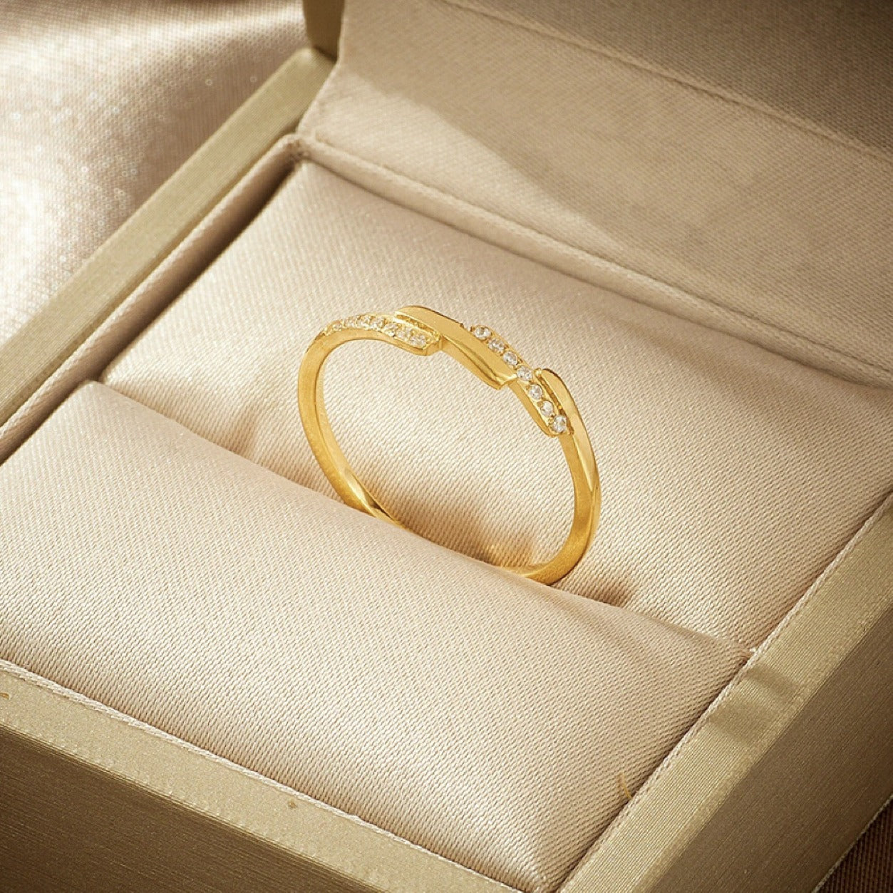 Wholesale  step-type oblique row micro diamond rose gold ring