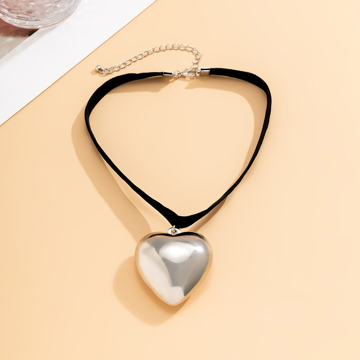 Wholesale Heart-Shaped Choker Necklace Gold Electroplated Glass Pendant Boutique Resale