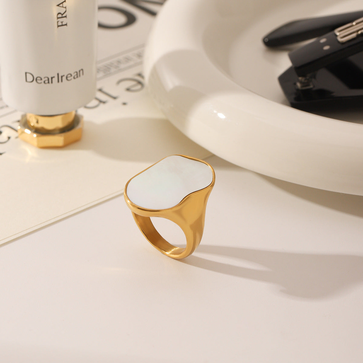 Wholesale  fashion jewelry  inlaid white shell gold-plated titanium steel ring