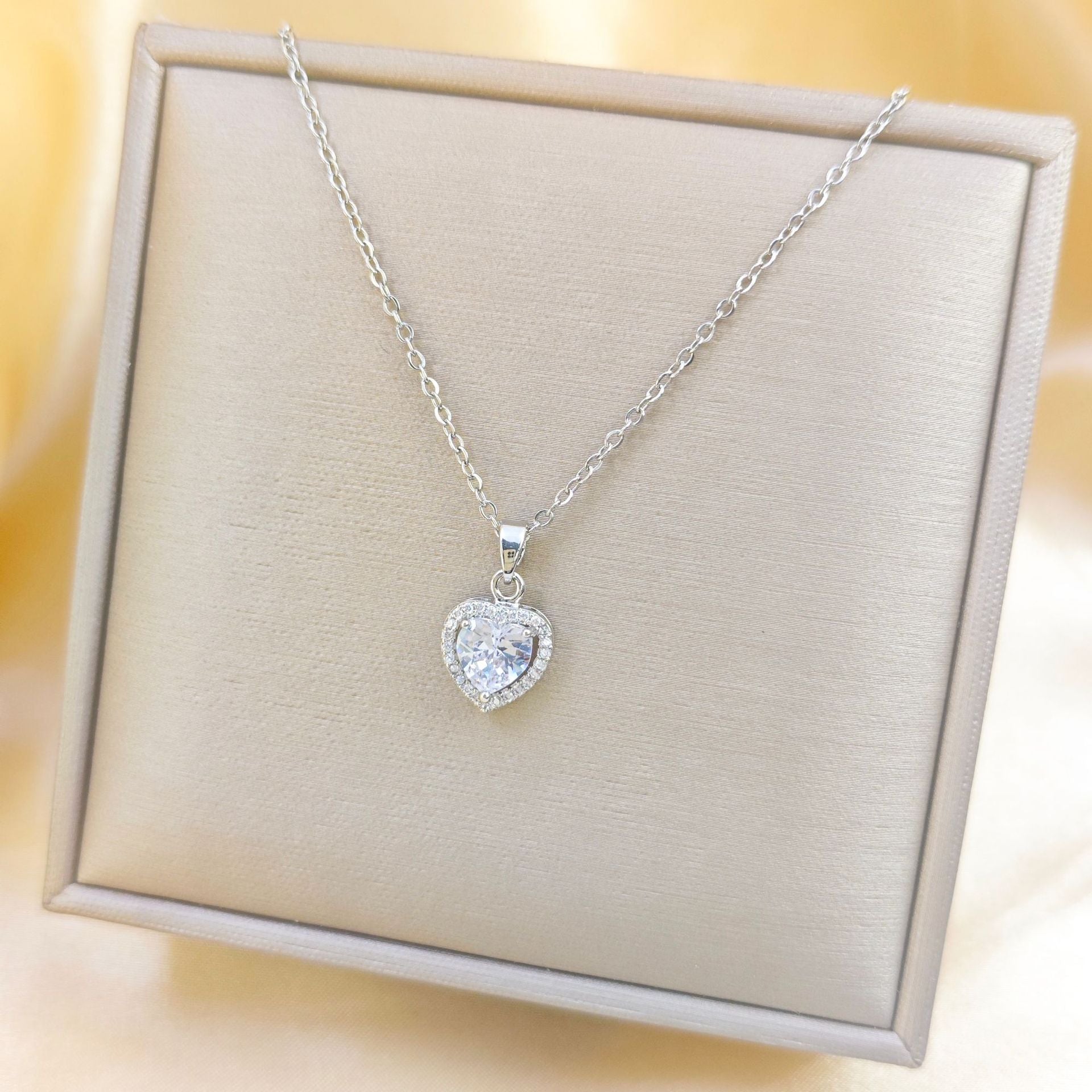 Wholesale Gold Plated Titanium Steel Love Necklace with Zircon Pendant Fashion Accessory