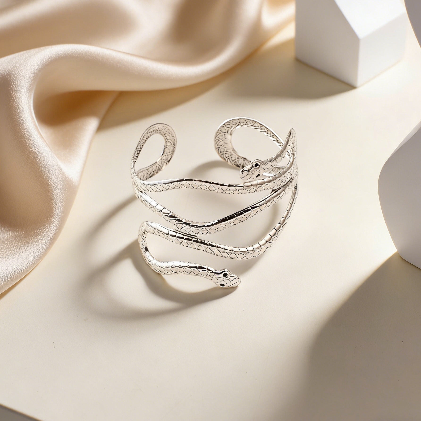 Wholesale Snake head and snake-shaped pattern arm bracelet