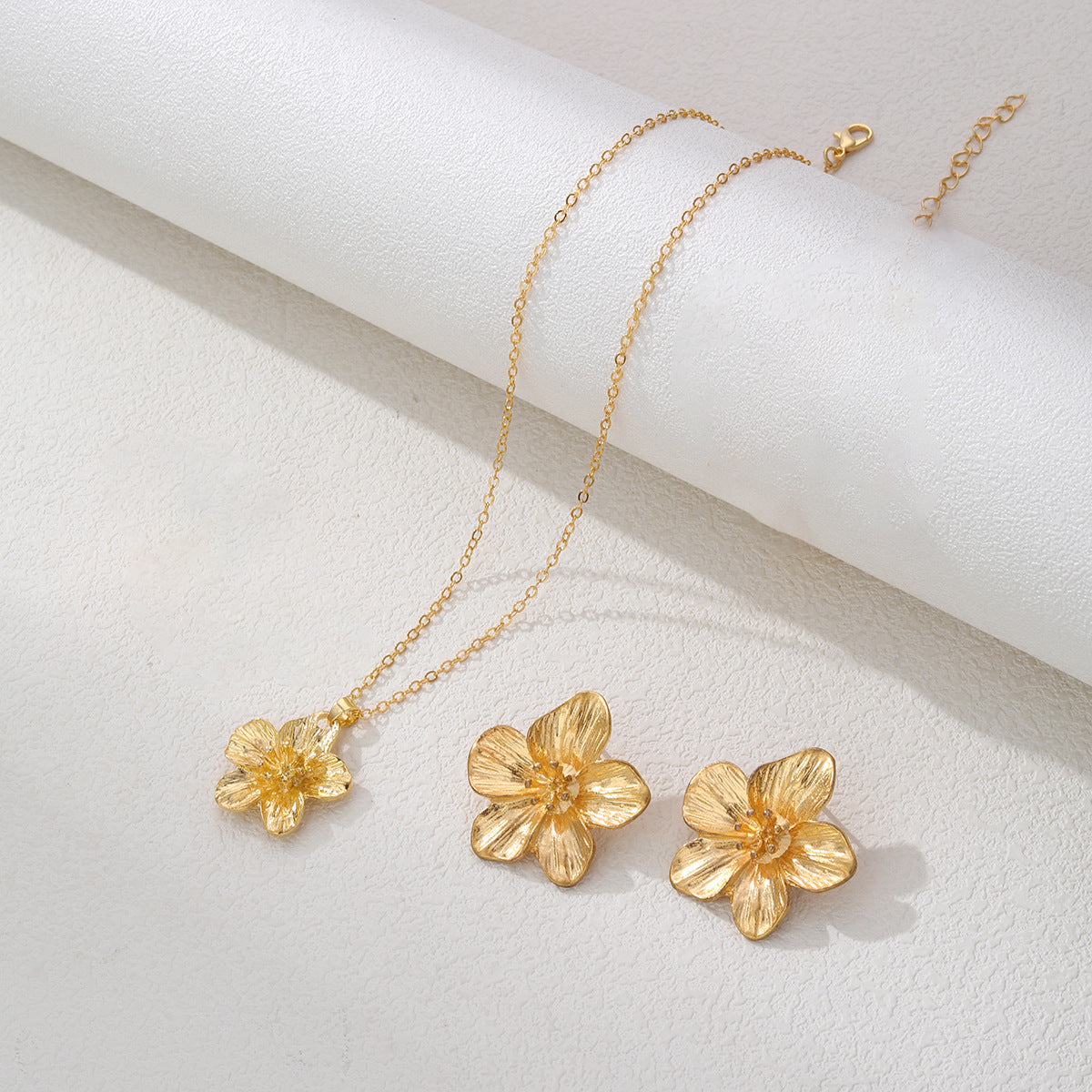 Wholesale Vintage Gold Flower Jewelry Set With Necklace Bracelet Ring Earrings Alloy Electroplated Party Wear Accessory