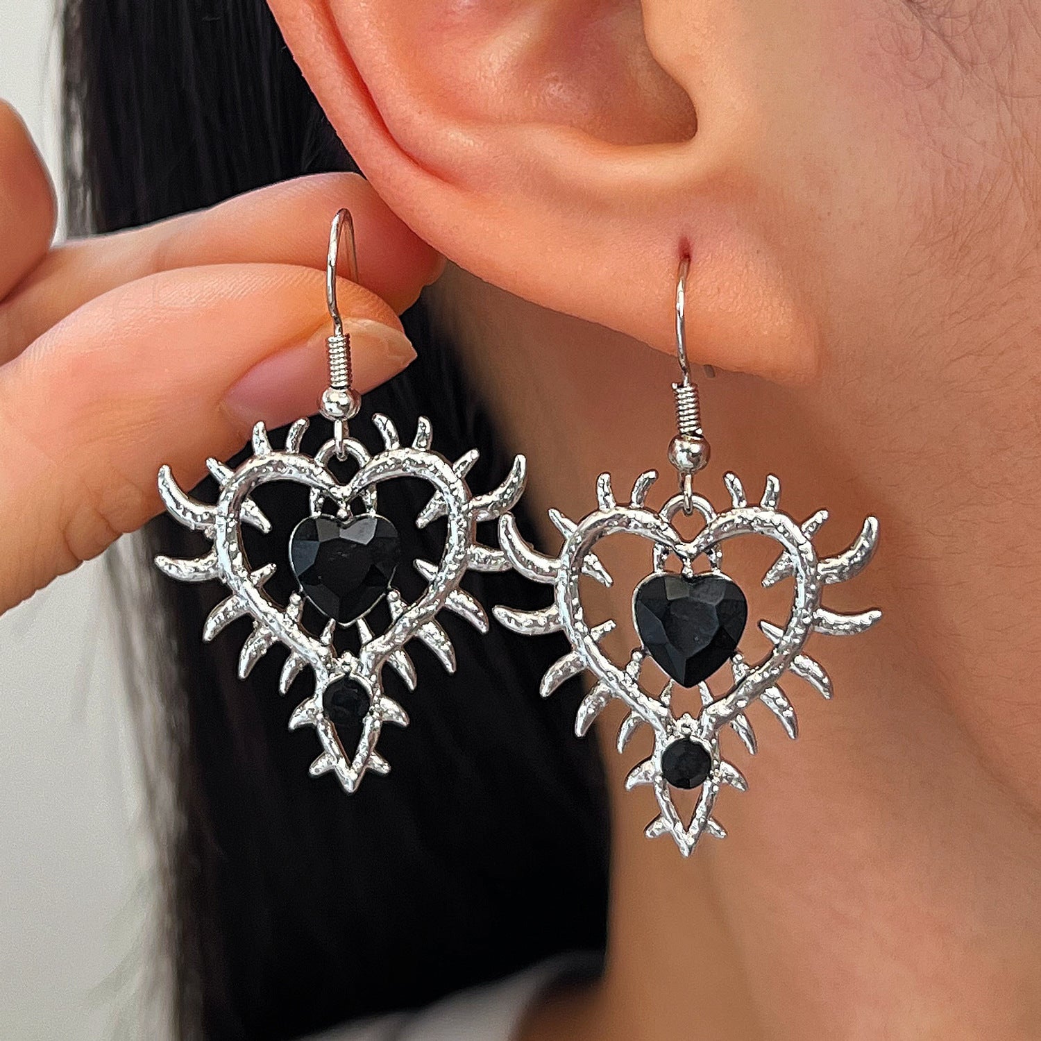 Wholesale Punk Chic Heart Rhinestone Earrings Retro Red Black Alloy Ear Hooks Sweet Cool Girl Fashion Accessory Boutique Resale