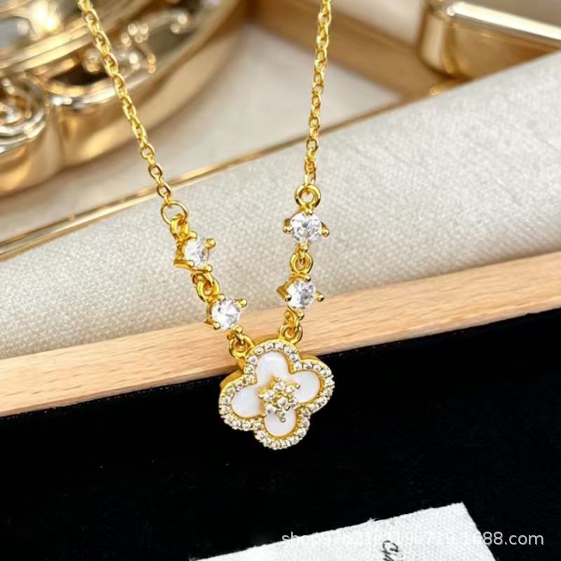 Wholesale Sweet Four-Leaf Flower Clavicle Chain - Titanium Steel,  Non-Fading,  Gemstone Accents - Boutique Resale Jewelry