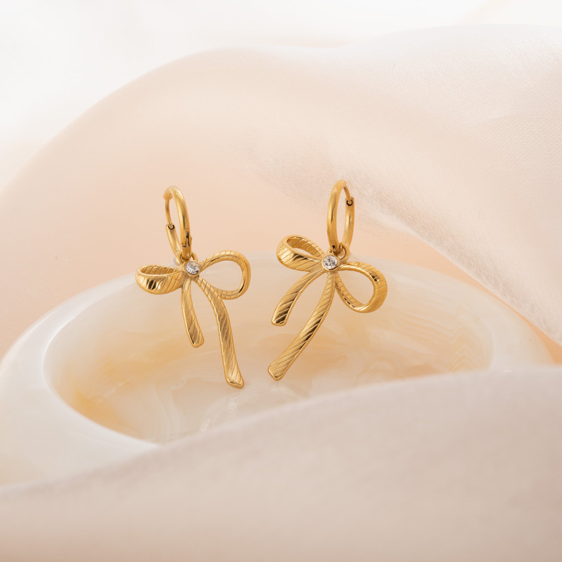 Wholesale  Titanium Steel light luxury fashionable British vintage bow zircon earrings