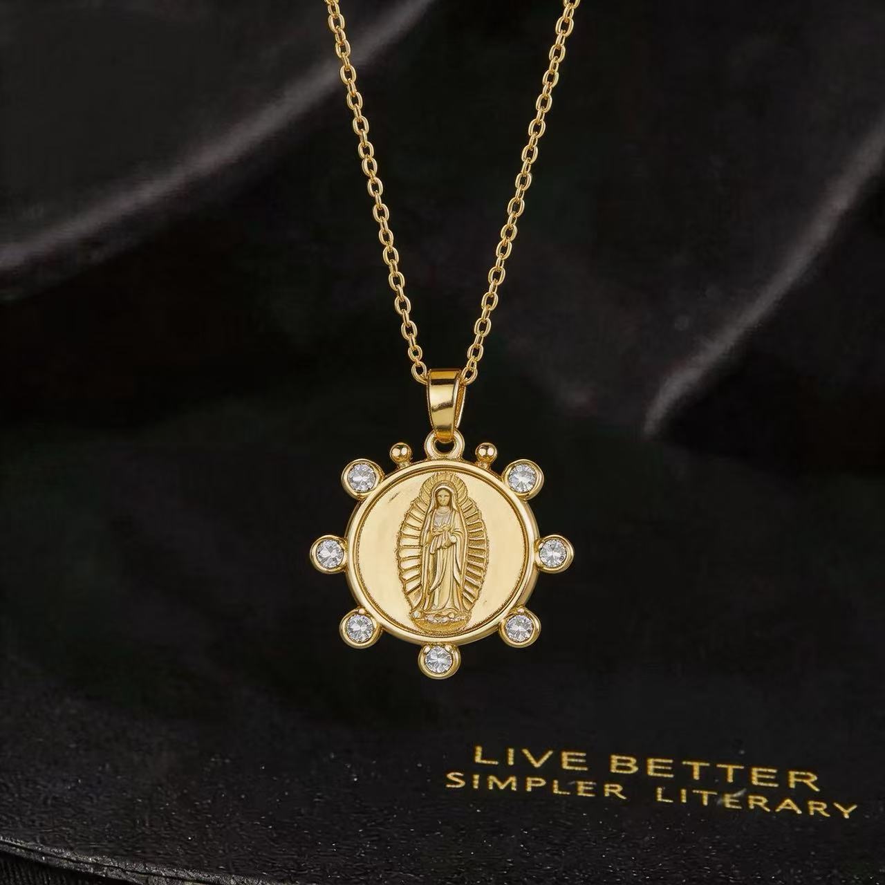 Wholesale Chic Maria Pendant Necklace For Women Copper Gold Plated Zircon Geometric Pendant Trendy Fashion Accessory For Resale