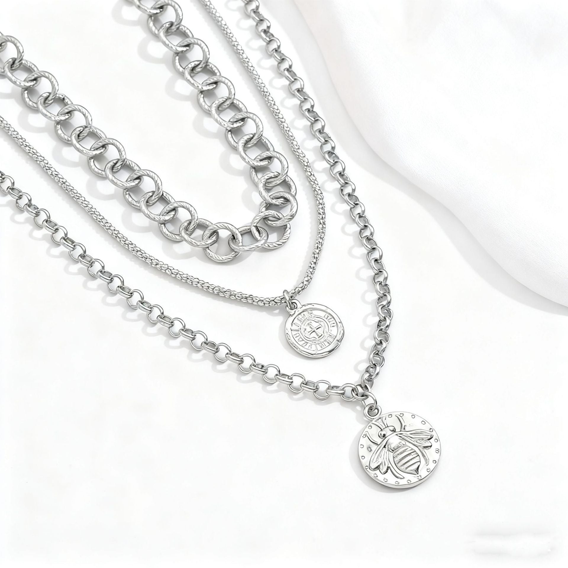 Wholesale round brand bee pendant zinc alloy necklace