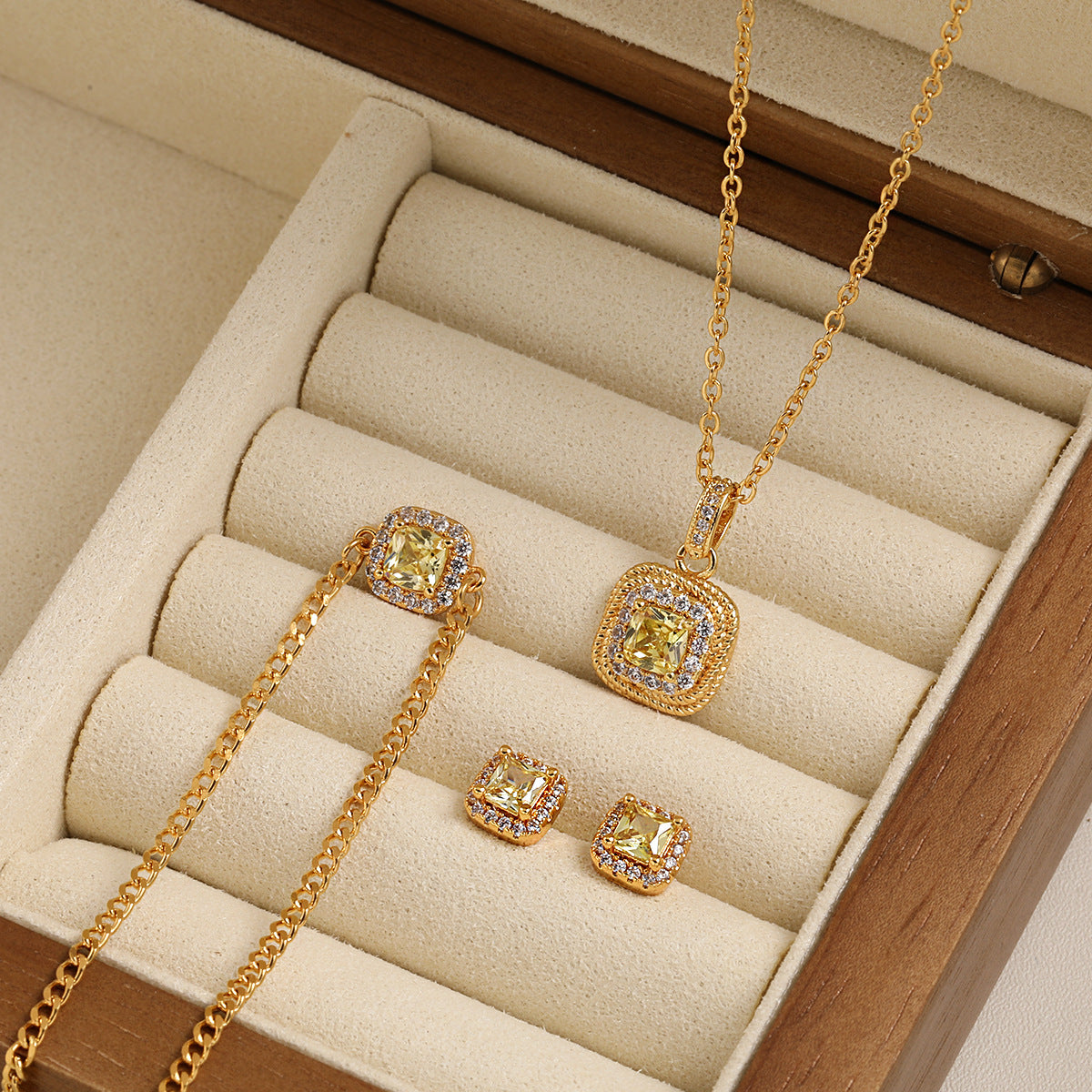 Wholesale light luxury  Diamond-embedded sugar necklace bracelet earrings  jewelry suit