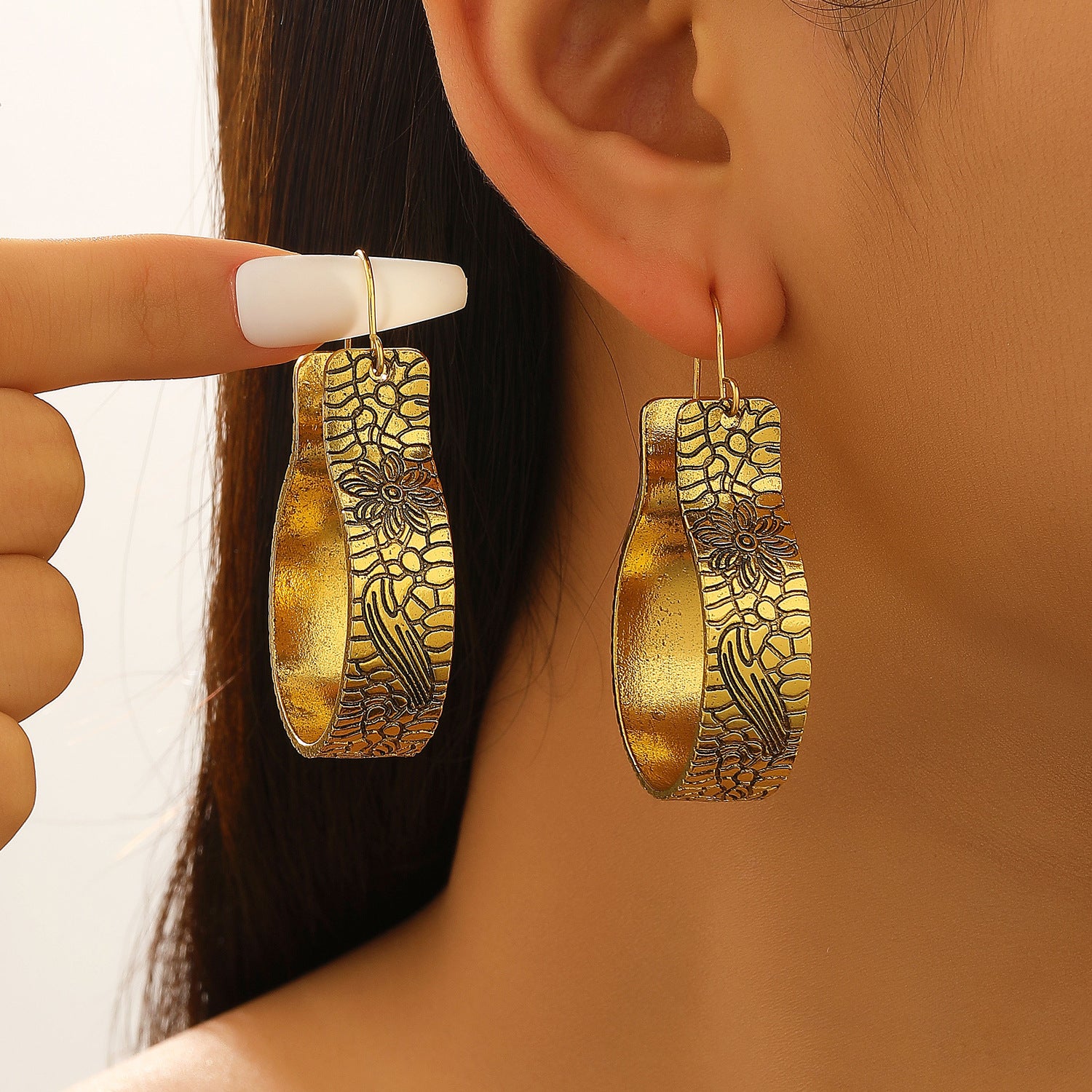 Wholesale Electroplated Metal Earrings Geometric Oval Pattern Fashion Accessory
