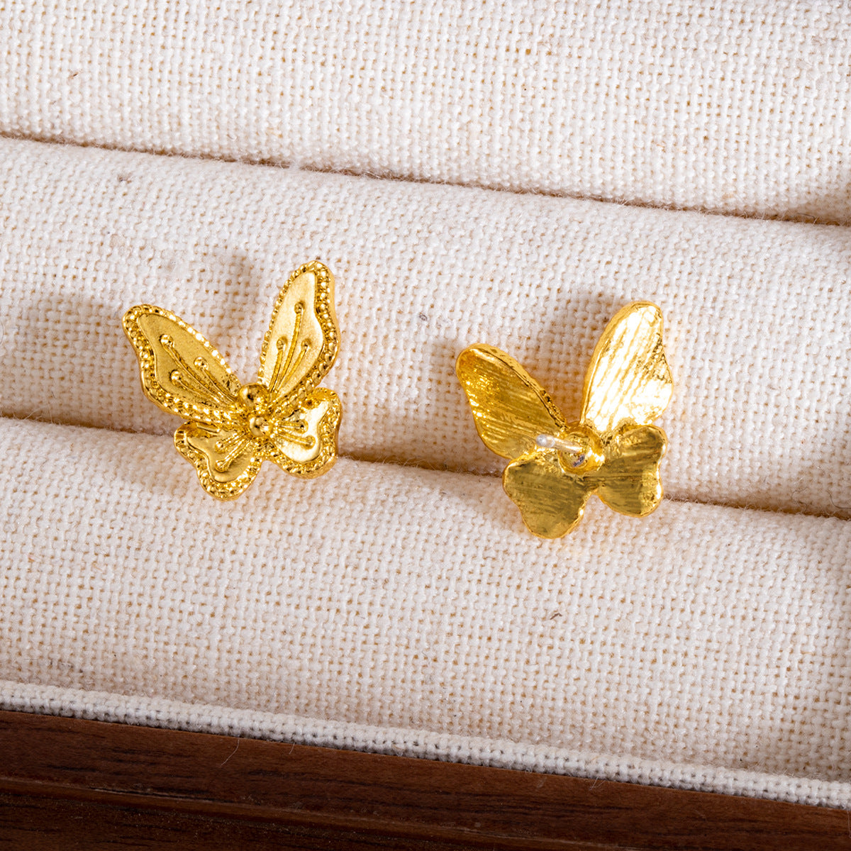 Wholesale Electroplated Zinc Alloy Butterfly Earrings - Retro Gold Design - Fashion Accessory for Daily Wear