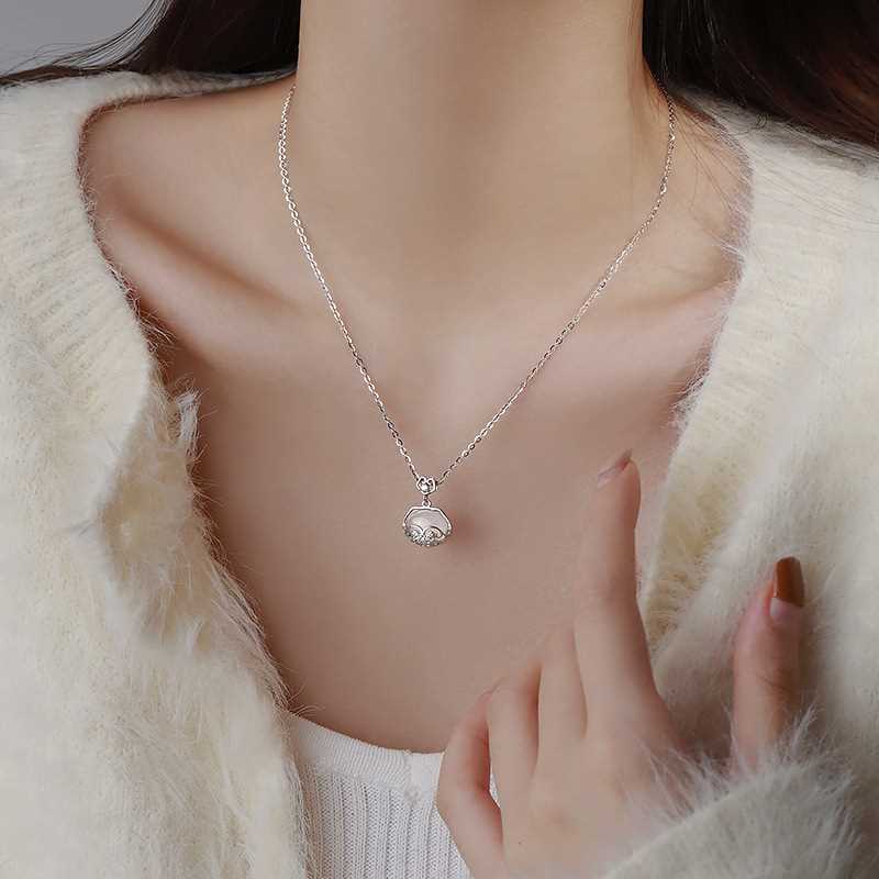 Wholesale safety lock light luxury sweater chain