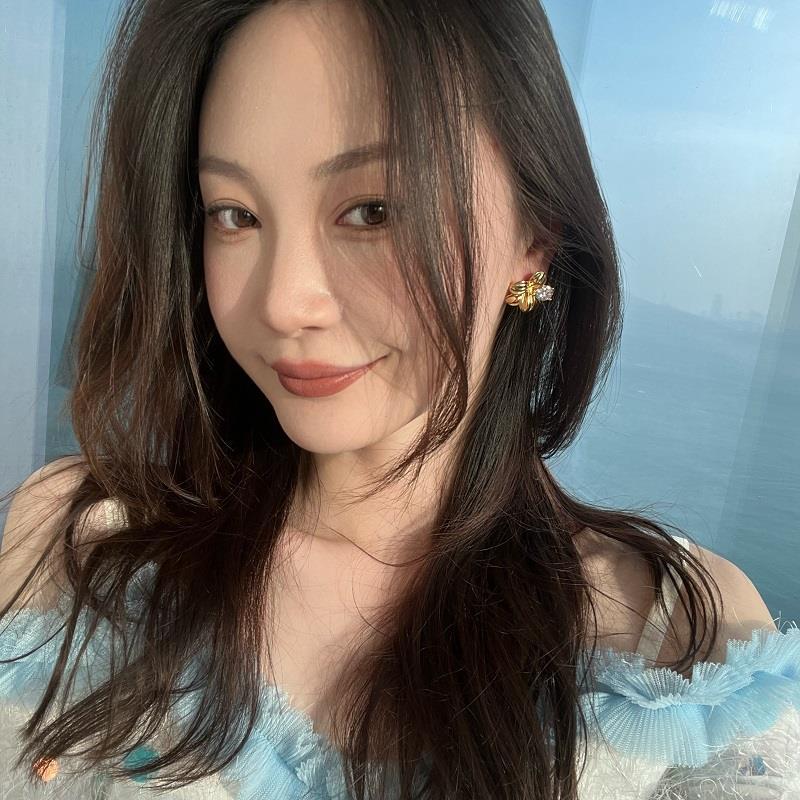 Wholesale multi-layer three-dimensional flower white stone earrings