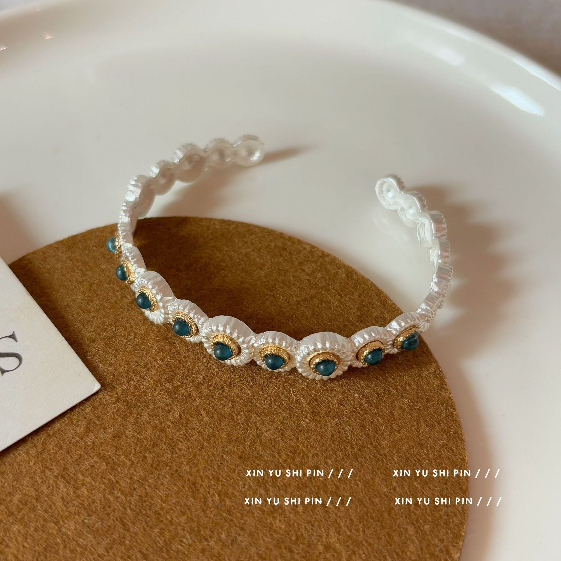 Wholesale Vintage Daisy Opening Bracelet Light Luxury Ring