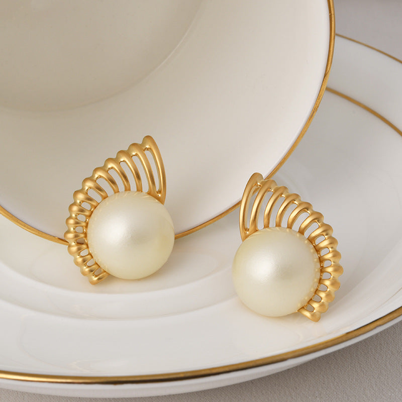 Wholesale  Vintage Earrings  Real Gold Electroplated Hollow Fan-shaped Silver Needle  High-end Pearl Earrings