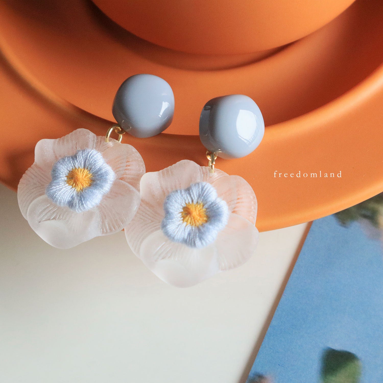 Wholesale Blue resin flower earrings