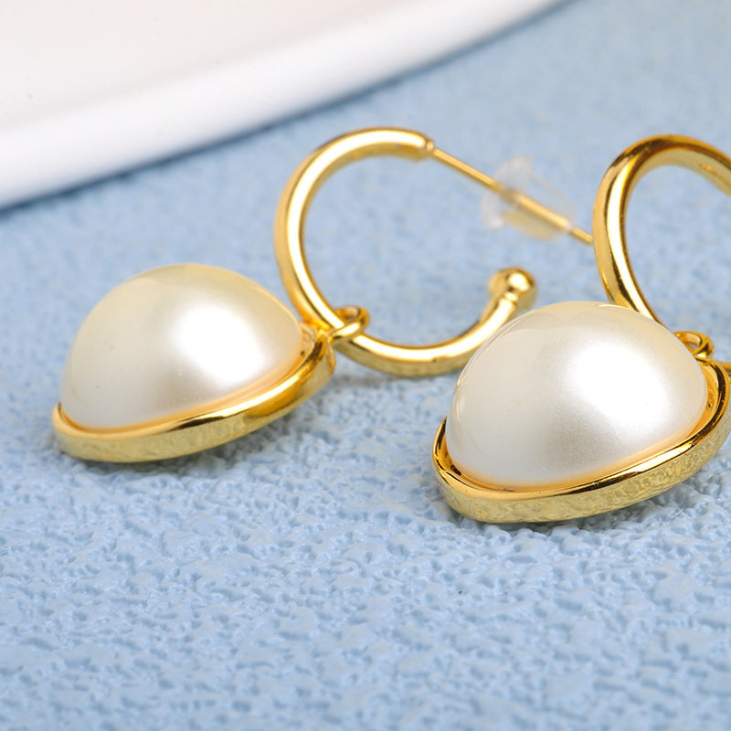 Wholesale  pearl stud earrings  18K gold plated simple niche design earrings