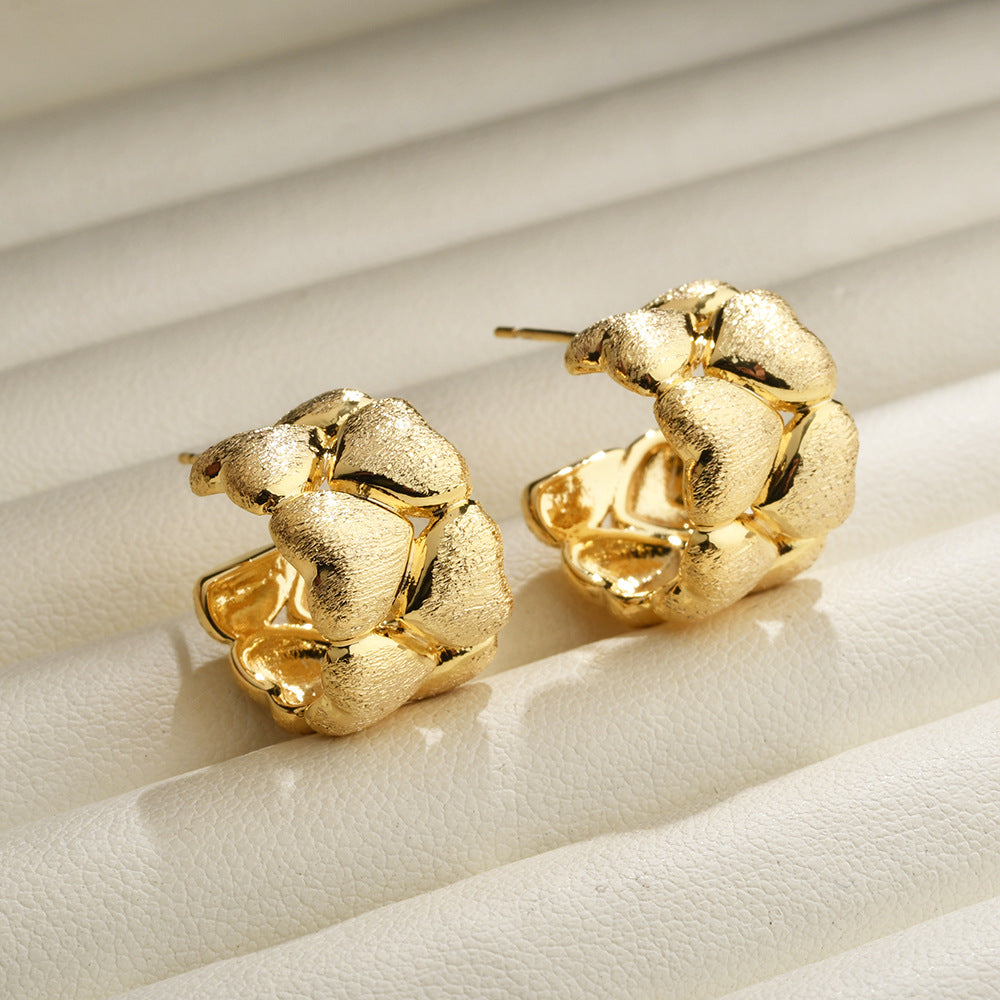 Wholesale Textured C-shaped love heart earrings