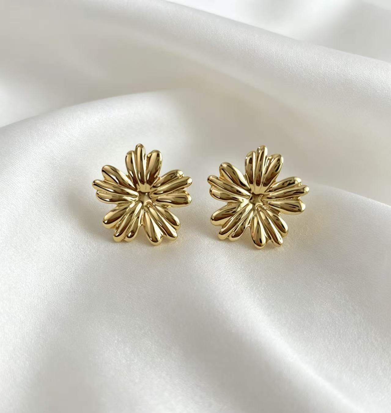 Wholesale Sunflower Shell Stud Earrings for Women,  Gold Retro Stainless Steel,  Stylish Party Jewelry,  Boutique Resale Gift