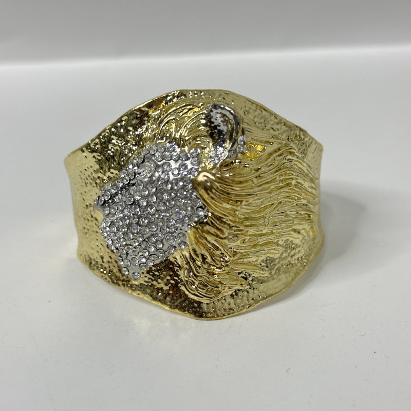 Wholesale  Retro Niche Design Embossed Flash Diamond Lion Head  Wide Bracelet