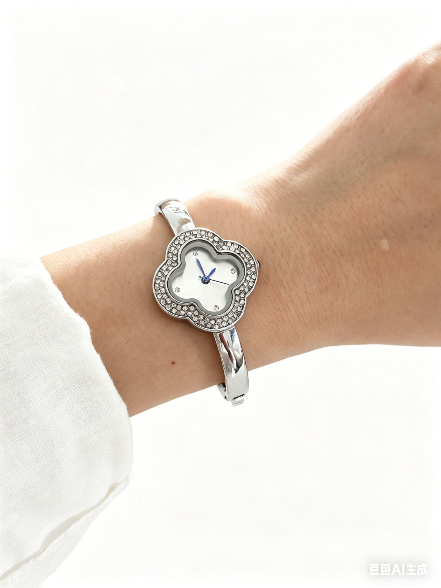 Wholesale Stylish Women' s Four-Leaf Clover Crystal Bracelet Watch Quartz Fashion Accessory,  Ideal for Everyday Wear and Gifting