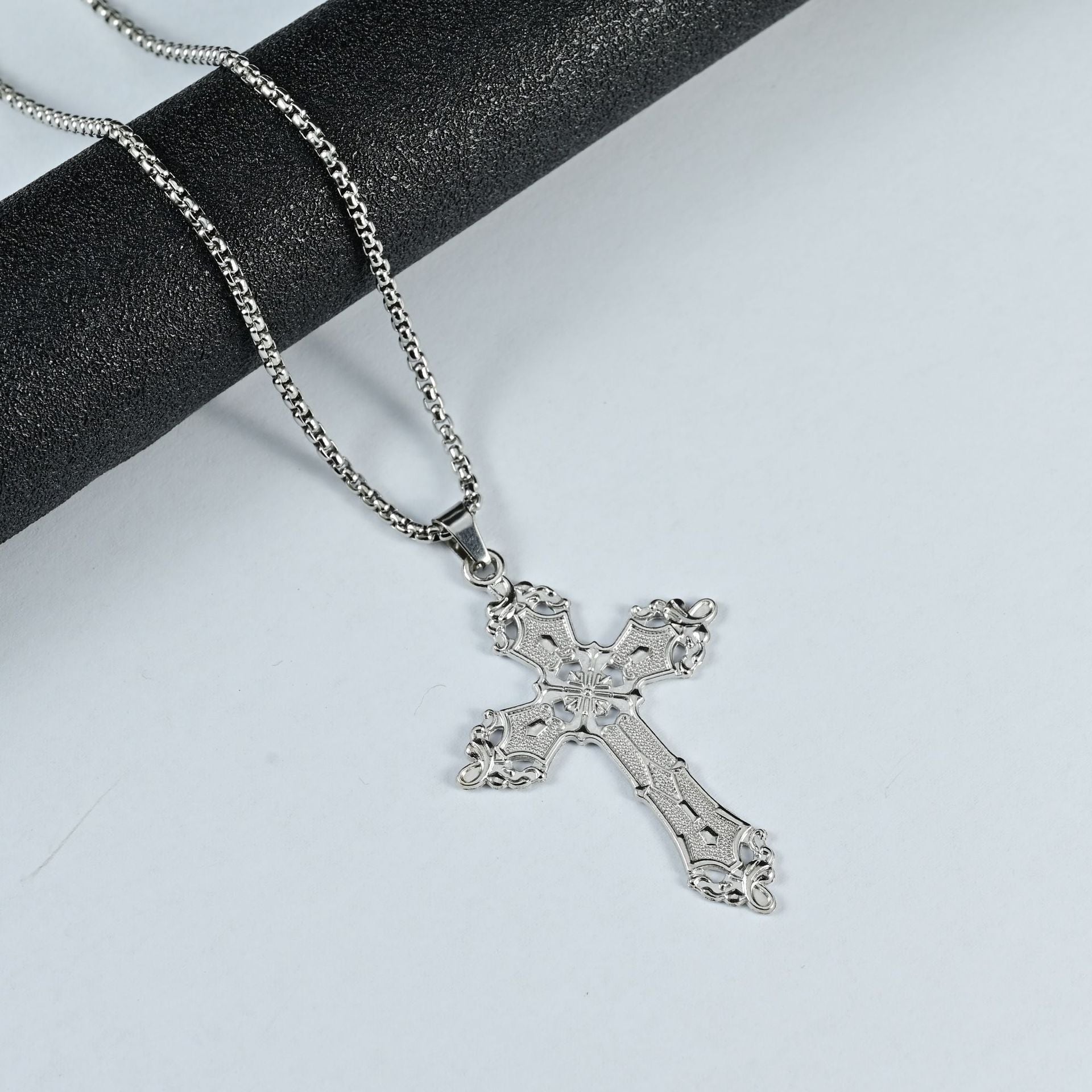 Wholesale Vintage Baroque Gothic Cross Pendant Necklace Bohemian Style Alloy Electroplated Jewelry Accessory For Women