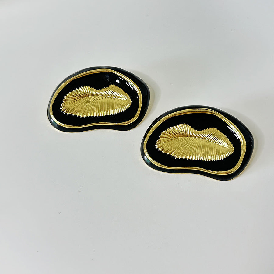 Wholesale  Black Gold Oil Drop Carved Lip Shape Earrings