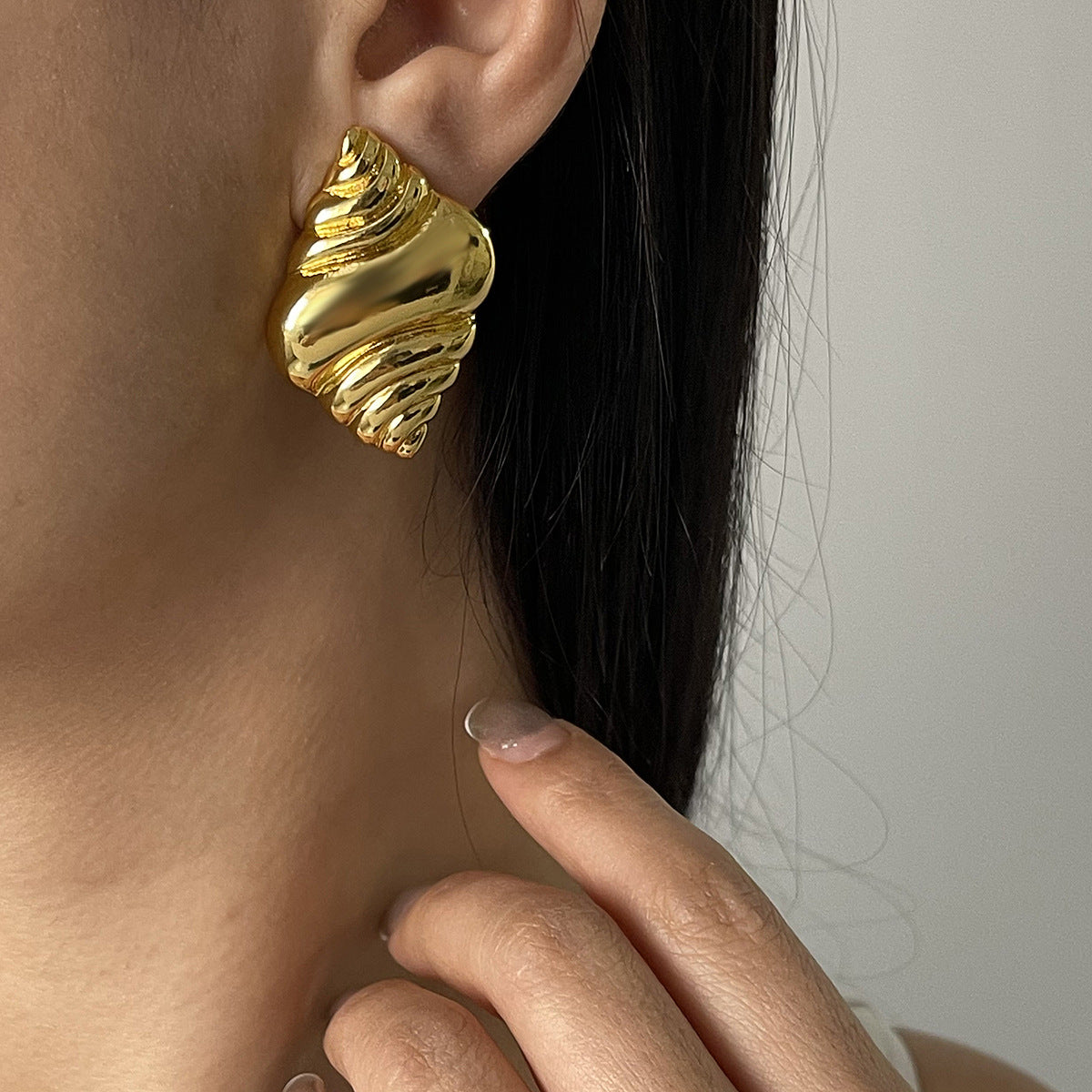 Orecchini all'ingrosso in lega di conchiglia creativa con personalità di nicchia, orecchini a vento da spiaggia e oceano