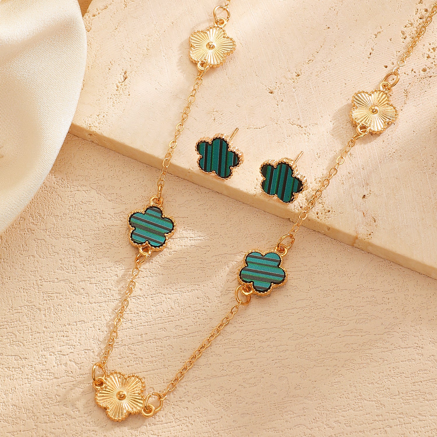 Wholesale Five-Leaf Flower Bracelet