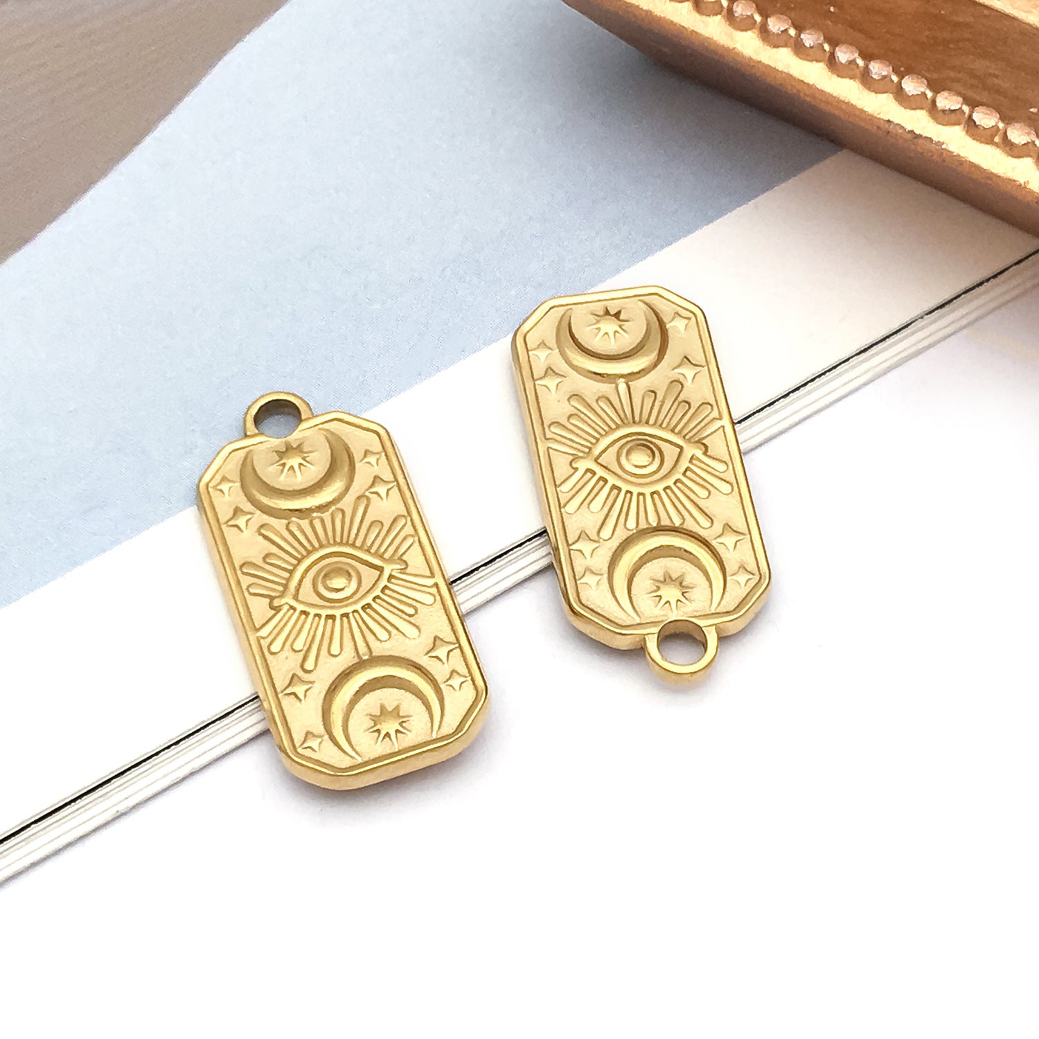 Wholesale Stainless Steel  Golden Sun Devil' s Eye Round Plate Special-Shaped Charms