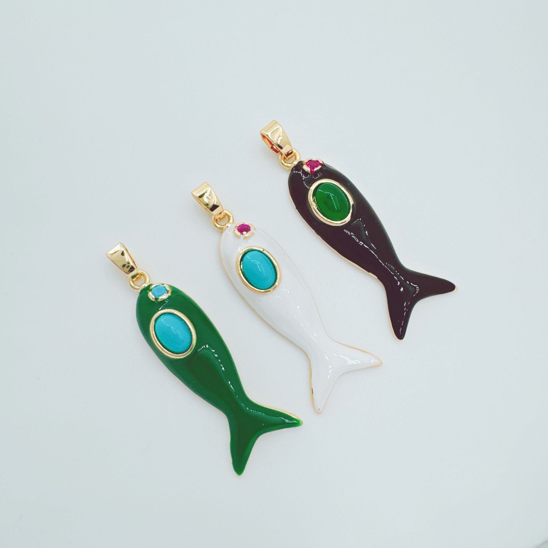 Wholesale Swimming Fish Pendant Necklace with Gemstone Inlay Copper Fashion Jewelry Accessory