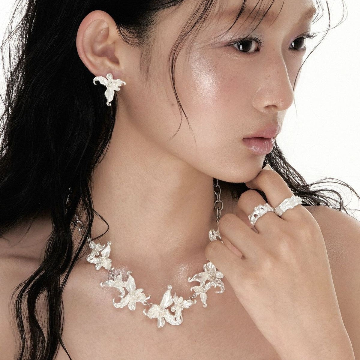 Wholesale Chic White Iris Flower Pendant Necklace Trendy Women S Layered Zinc Alloy Jewelry Fashion Accessory For Gift Boutique Resale