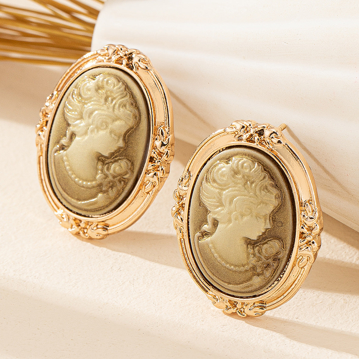 Wholesale Versatile Trendyy Queen Beauty Head Retro Alloy Earrings