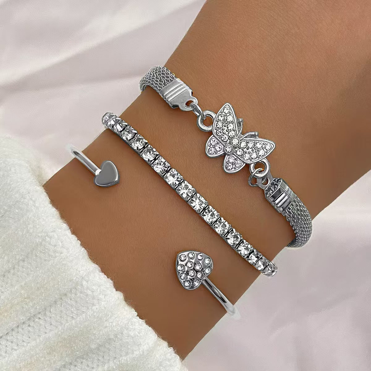 Wholesale Chic Heart Rhinestone Bangle and Butterfly Pendant Jewelry Set - Golden Alloy Fashion Accessory for Women Gift
