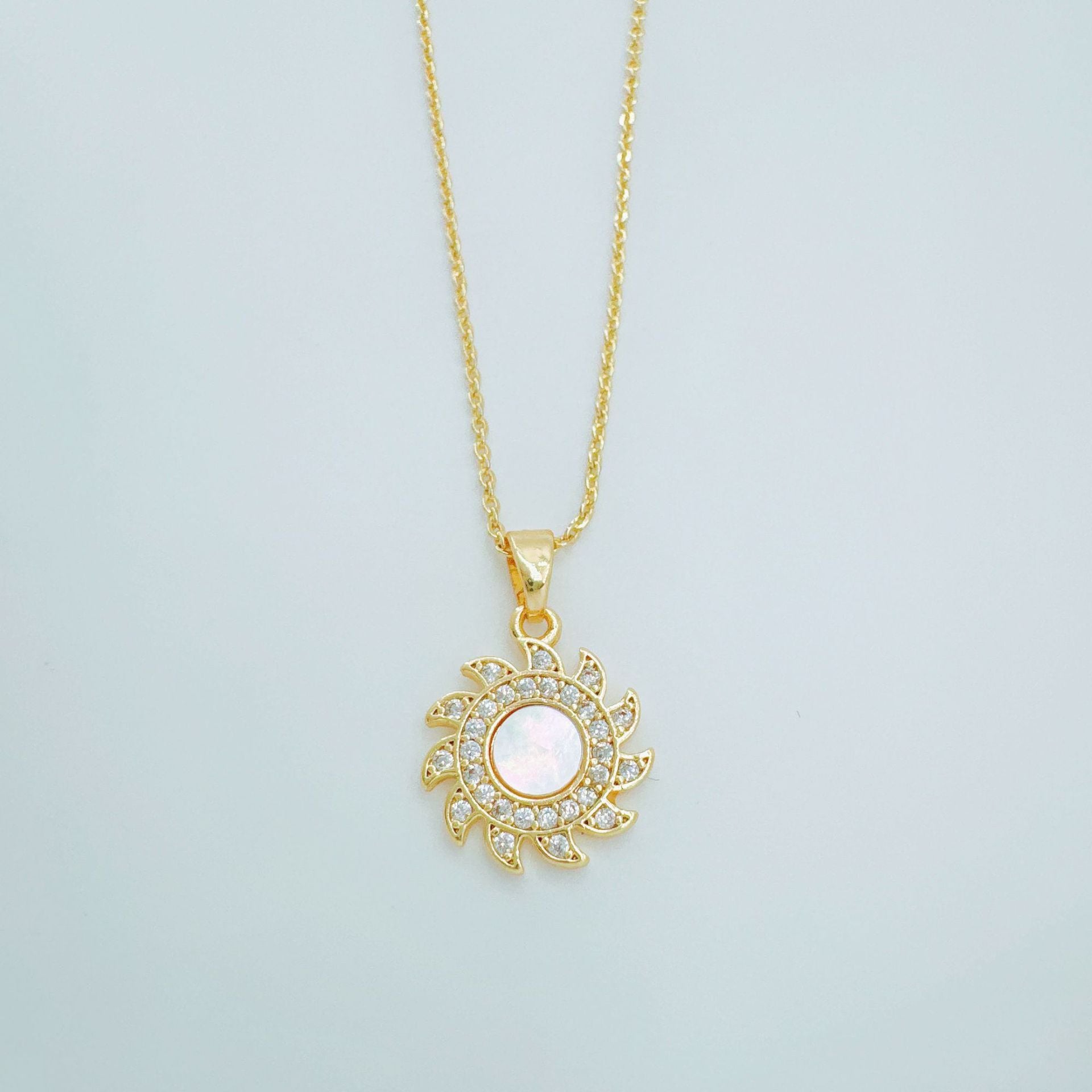 Wholesale Copper Gold Plated Shell Cloud Pendant Necklace Chic Jewelry Accessory for Women
