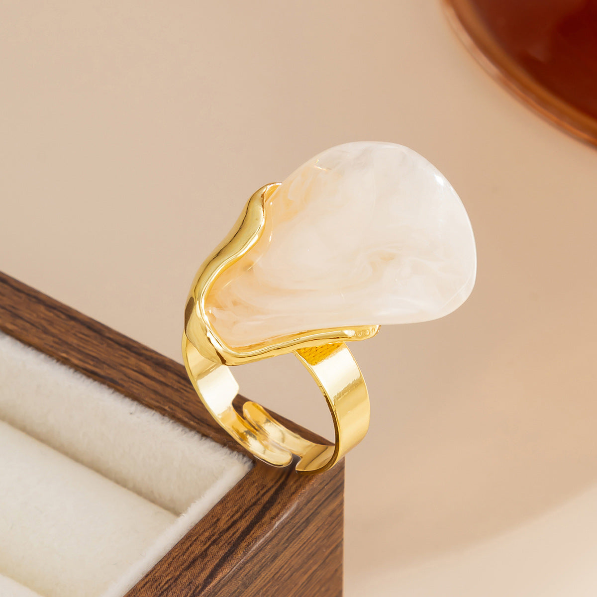 Wholesale Retro Translucent Amber Smudged Resin Ring