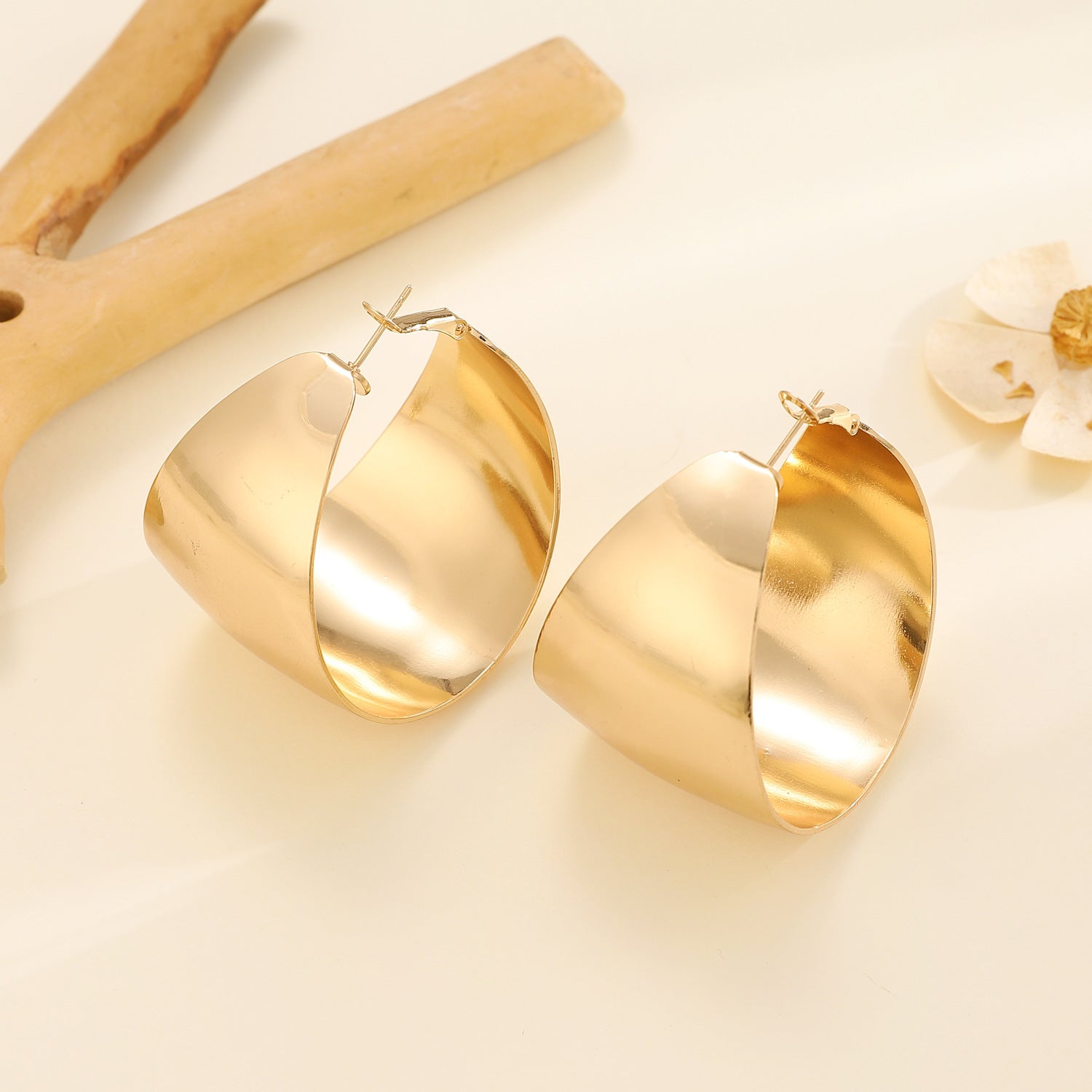 Wholesale Chic Gold C-Shaped Earrings Geometric Retro Style Fashion Accessory for Resale